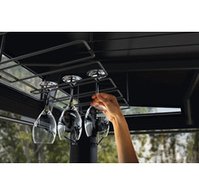 Vinställ med vinglas och hand under ett lusthus