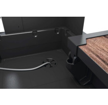 Insida av en trädgårdskista med kabelgenomföring