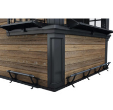 Detalj av en fasad med träpanel och fönsterluckor