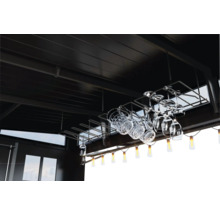 Bar med glashållare och glas under taket