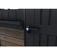 Närbild av en svart trädgårdsredskapsdörr med handtag