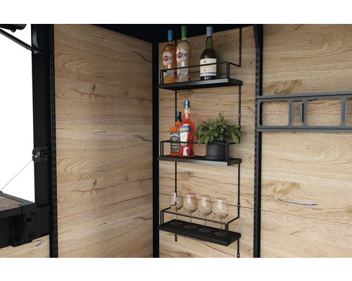 Hyllsystem med drycker och glas på trävägg