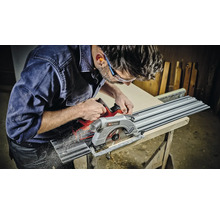 En man sågar ett arbetsstycke med en Einhell sänksåg.