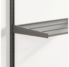 Detaljbild av ett vägghyllsystem med hyllkonsol och trådhylla.