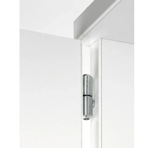 Detaljvy av ett gångjärn på en vit dörr