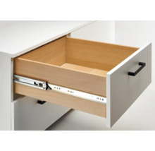 Öppen låda med utdragsskenor i en vit möbel