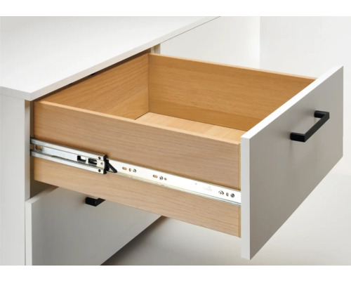 Öppen låda med utdragsskenor i en vit möbel