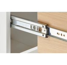 Närbild av en metallådsgejd i en möbel