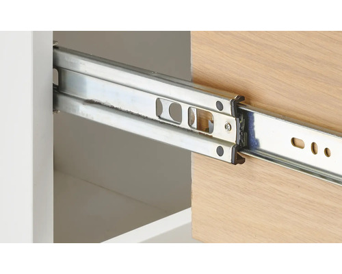 Närbild av en metallådsgejd i en möbel