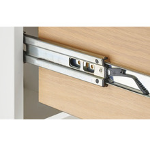 Detaljbild av en metallskena på en trälåda