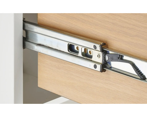 Detaljbild av en metallskena på en trälåda