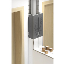 Badrumsscen med ett inklätt rör och spegelhylla