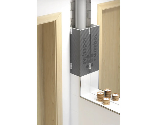 Badrumsscen med ett inklätt rör och spegelhylla