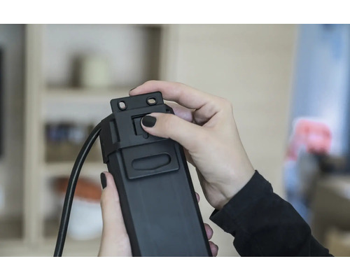 En person använder en svart kabelkanal.