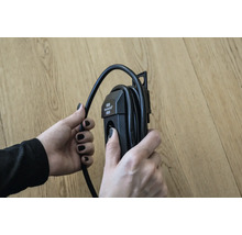 En person håller en kabelvinda i handen.