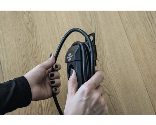 En person håller en kabelvinda i handen.