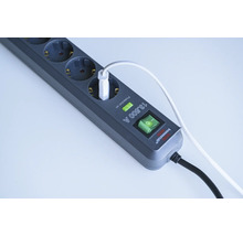 Grenuttag med överspänningsskydd och strömbrytare