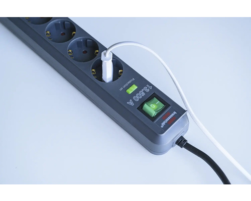 Grenuttag med överspänningsskydd och strömbrytare