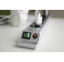 Grenuttag med strömbrytare och överspänningsskydd