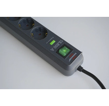 Grenuttag med överspänningsskydd och strömbrytare