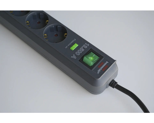 Grenuttag med överspänningsskydd och strömbrytare