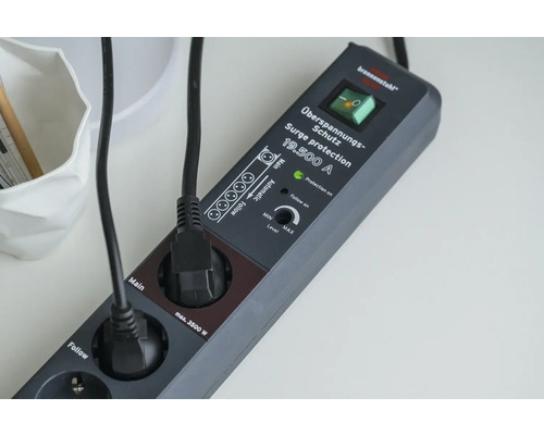 Brennstuhl grenuttag med överspänningsskydd och anslutna strömkablar