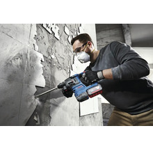 En man tar bort plattor med en borrhammare från Bosch.