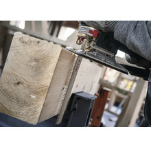 En sticksåg sågar en träplanka.