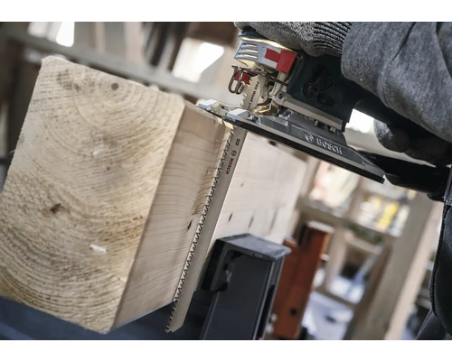 En sticksåg sågar en träplanka.