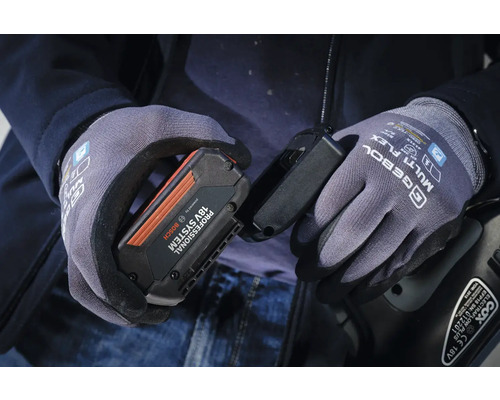 Person med arbetshandskar som håller Bosch 18V-batteri