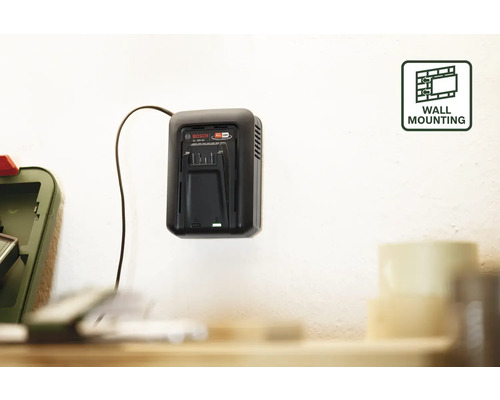 Bosch Logo. Väggmonteringssymbol. Bosch 18 volts batteriladdare på väggen