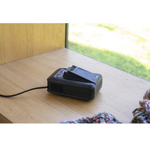 Batteriladdare med batteri på en träyta