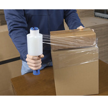 En person packar kartonger med sträckfilmsförpackning.