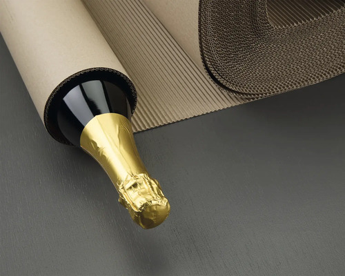 Flaska i wellpapp och kartongrulle