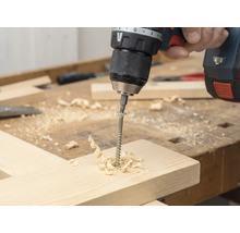 Sladdlös skruvdragare skruvar skruv i träplanka