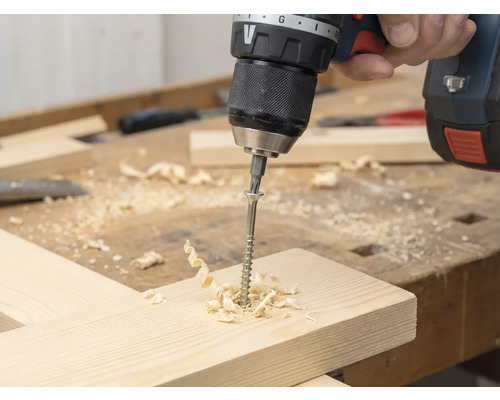 Sladdlös skruvdragare skruvar skruv i träplanka