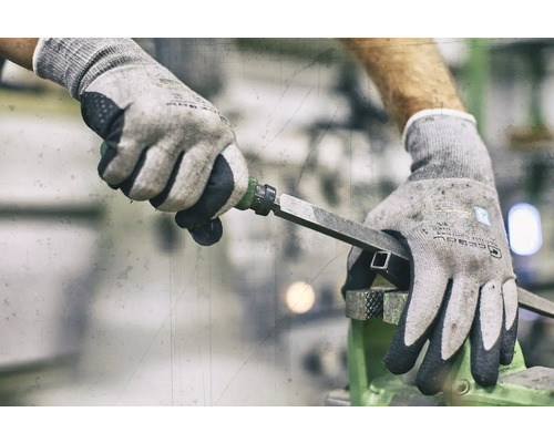 Metallbearbetning med en metallfil i ett skruvstäd