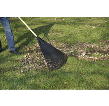 Lövraka i användning på en gräsmatta med löv