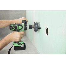 Sladdlös borrmaskin borrar ett hål i en vägg