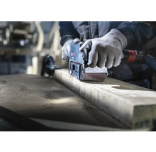 Hantverkare slipar trä med en bandslipmaskin