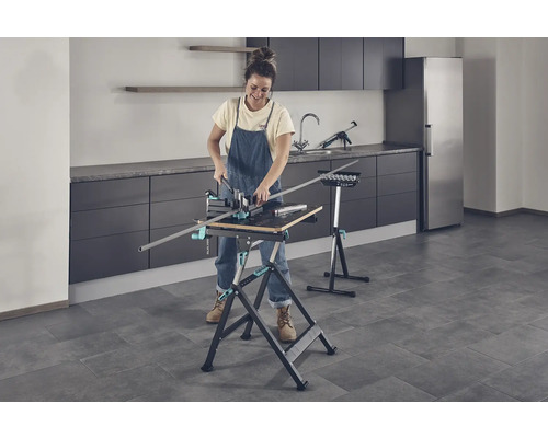 Kvinna arbetar med en arbetsbänk och en geringslåda i ett rum.