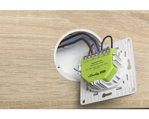 Shelly Dimmer Gen4 smart dimmer under installation i en infälld dosa med anslutna kablar och strömbrytarram.