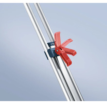 Detaljvy av ett stativ med röd klämma för höjdjustering