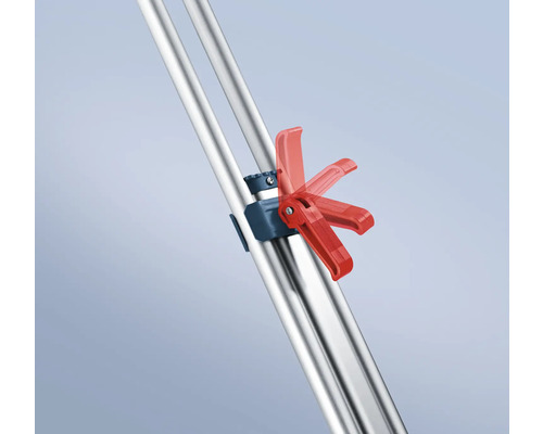 Detaljvy av ett stativ med röd klämma för höjdjustering