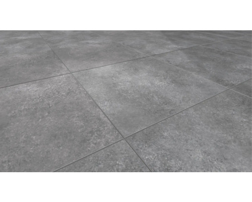 Klinkergolv med kvadratiska, graa plattor