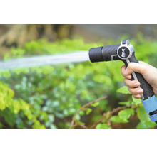 Trädgårdsslangsprutpistol som används vid vattning av växter