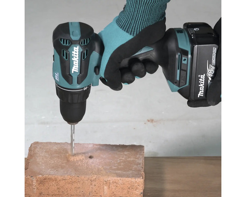 Makita batteridriven borrskruvdragare borrar hål i tegelsten