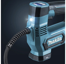 Närbild av en Makita batteridriven kompressor med tänd LED-arbetsbelysning, digital display, slanganslutning och Makita Logo.
