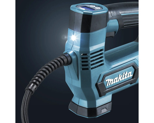 Närbild av en Makita batteridriven kompressor med tänd LED-arbetsbelysning, digital display, slanganslutning och Makita Logo.