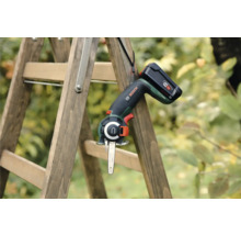 Batteridriven grensax från Bosch på en stege